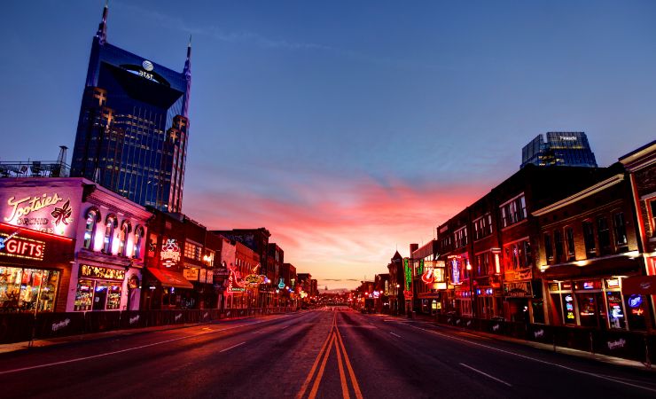 What should tourists not do in Nashville?
